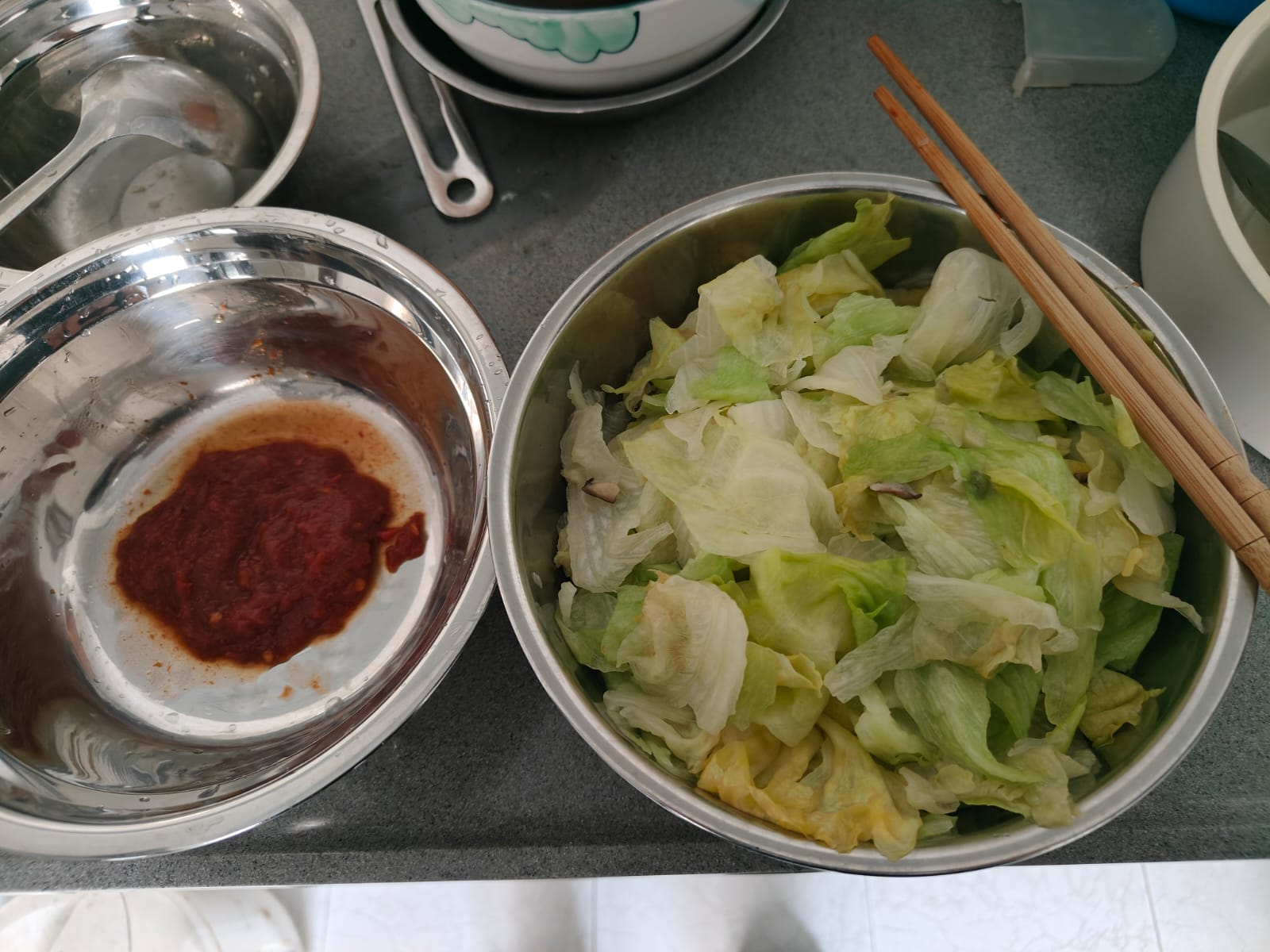 Boiled lettuce and zero-calorie chili sauce